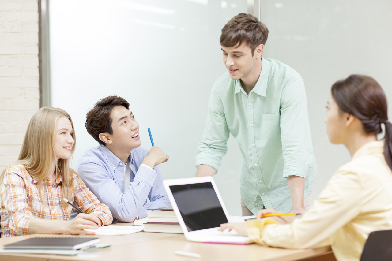 低龄留学利弊分析与国家选择：中学留学全指南
